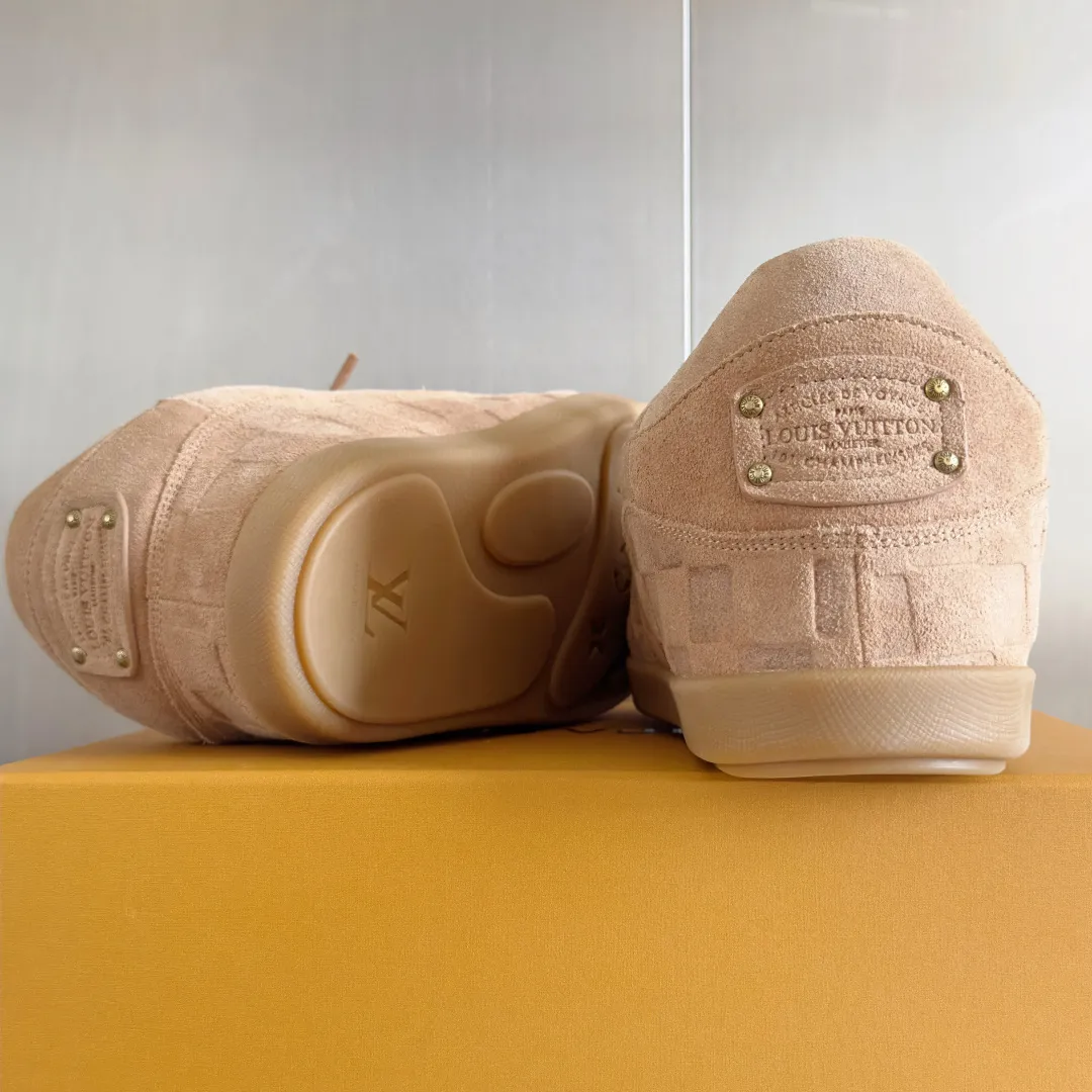 [L Family x Ingo joint model] Top P: 820💰 ▪️Size: Women's 35-40 (customized at 41.42 for women). Men's 39-44 (customized at 38.45.46) LV x Ingo joint model Top version Fatty Forrest Gump shoes Thick sole Couple model Casual sports shoes Original purchase and development Production LV Yeti lace-up shoes from LV Yeti The series combines Japanese "small feet" fashion aesthetics with classic Louis Vuitton elements in avant-garde strokes, subtly paying tribute to the traditional Japanese culture of taking off shoes when entering the house. The suede cow leather is partially embossed with Nigo's reinterpreted Damier pattern, and the comfortable casual shoe configuration highlights street style. Exquisite packaging at the delivery counter🛍📦 ▪️Fabric: Original imported first-layer cowhide ▪️Inner lining: Original custom-made breathable mesh ▪️Sole: Original molded non-slip TPU material ▪️Sole thickness: 5CM
